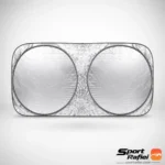 آفتابگیر عینکی خودرو نقره‌ای تاشو در حال نصب روی شیشه جلو اتومبیل جهت محافظت در برابر خورشید
