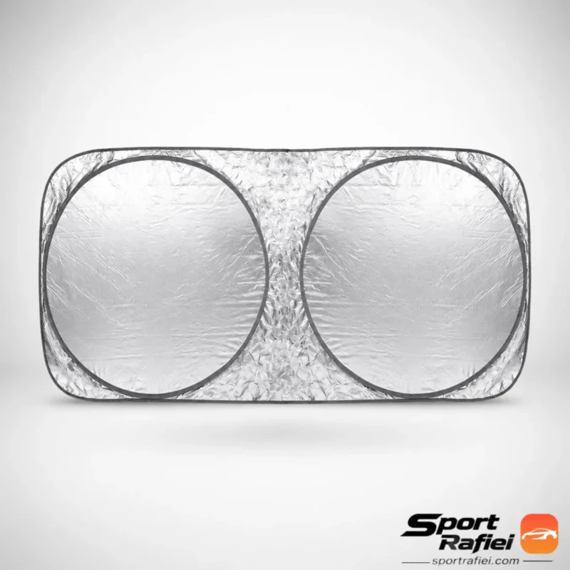 آفتابگیر عینکی خودرو نقره‌ای تاشو در حال نصب روی شیشه جلو اتومبیل جهت محافظت در برابر خورشید